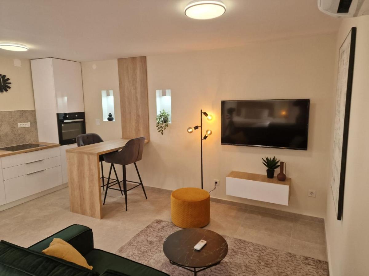 Studio Apartment Mare With Private Garden And Jacuzzi วิงกุรัน ภายนอก รูปภาพ