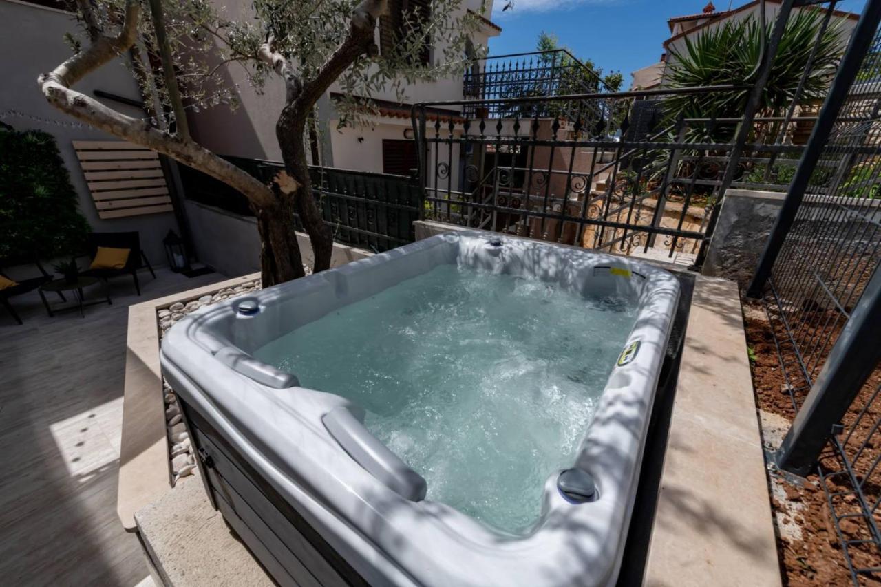 Studio Apartment Mare With Private Garden And Jacuzzi วิงกุรัน ภายนอก รูปภาพ